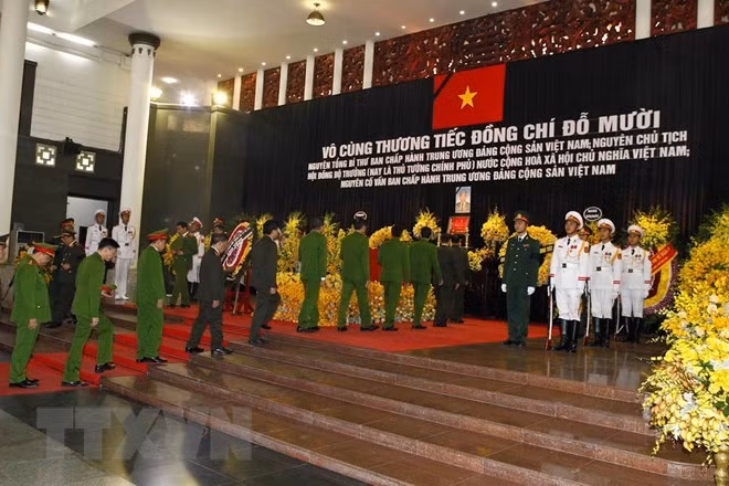 More than 1.500 delegations totaling over 50,000 people and more than 100 diplomatic delegations had paid their last respect to Do Muoi in Hanoi and Ho Chi Minh City. (Photo: VNA)
