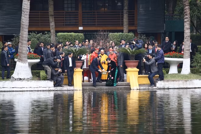 President Quang and the Vietnamese expatriates who returned home to participate in the annual “Xuan Que Huong” (Homeland Spring) 2018 then released carps into the Uncle Ho’s fish pond in observing the traditional Kitchen God Day ahead of the Lunar New Year.