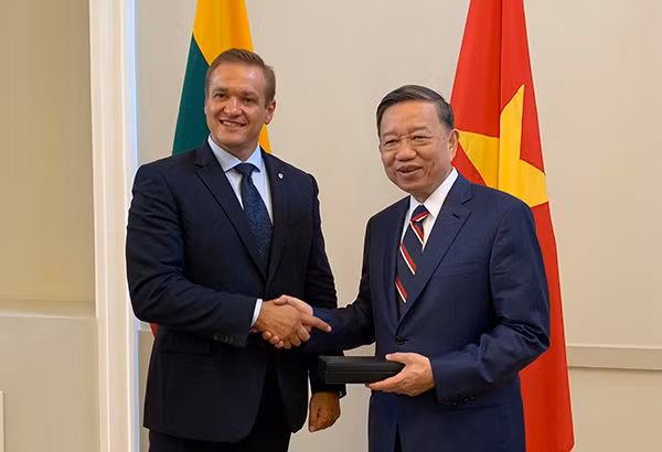 Minister To Lam and Mr. Eimutis Misiunas.