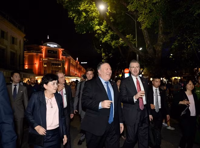 US Secretary of State walks about Hanoi’s streets ảnh 1