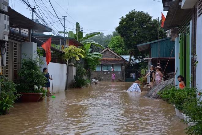 The National Centre for Hydro-Meteorological Forecasting has warned northern mountainous provinces of the imminent threat of flash floods and landslides.