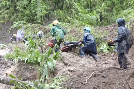 Highway 4H between the district center and Leng Su Sin and Chung Chai communes was completely paralyzed.