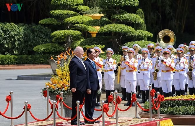 President Tran Dai Quang hosted an official welcome ceremony for Governor-General of Australia Peter Cosgrove and his wife at the Presidential Palace in Hanoi on May 24.
