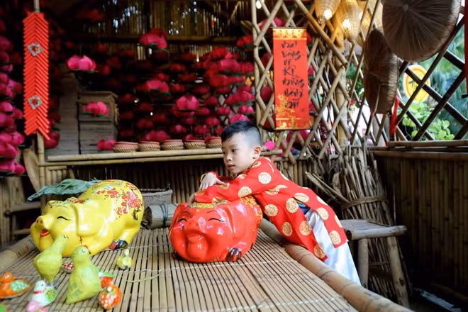 Visitors to the festival will have a chance to join in folk games as well as to enjoy traditional arts performances and the traditional food of Hanoians. The event will last until February 17.