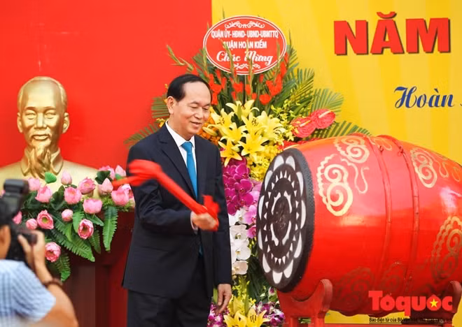President Tran Dai Quang beats drum to open new school year.