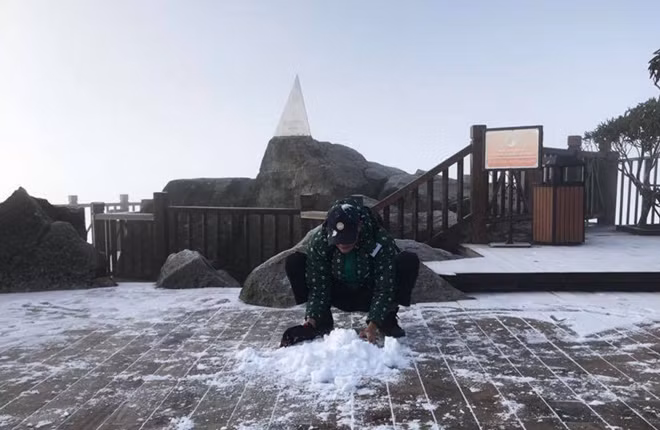 Visitors to the Sun World Fansipan Legend tourism site were surprised and impressed when they stepped out of the cable car, as the entire natural space, the top of the iron triangle at the top of Fansipan Peak at 3,143m and the wooden floor area around the top, were covered with white snow. Visitors to the Sun World Fansipan Legend tourism site were surprised and impressed when they stepped out of the cable car, as the entire natural space, the top of the iron triangle at the top of Fansipan Peak at 3,143m and the wooden floor area around the top, were covered with white snow.