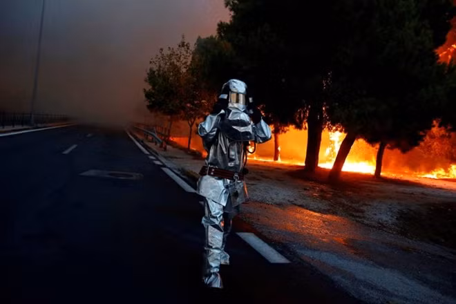 Wildfire kills at least 50 near Athens, families flee to beaches ảnh 1
