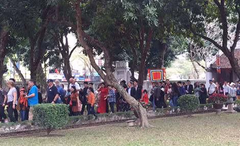 Visitors flock to Van Mieu - Quoc Tu Giam on February 17 (the second day of the Lunar New Year - Year of the Dog)