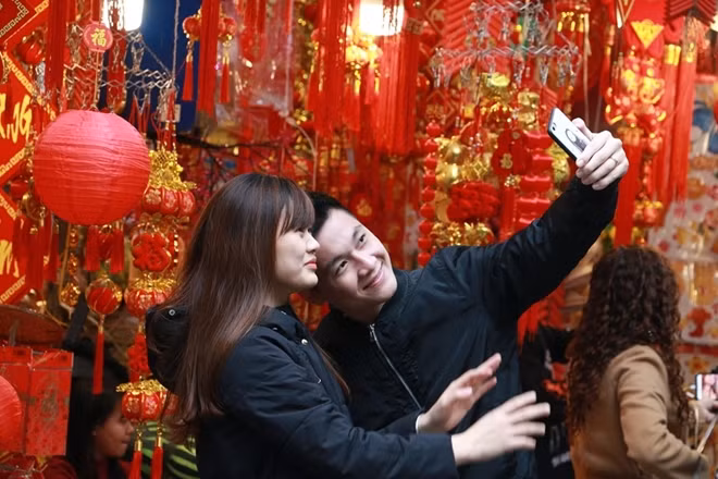 As Tet is several days away, Hang Ma and many other Hanoi streets are teeming with crowds of people purchasing all they need for Tet.