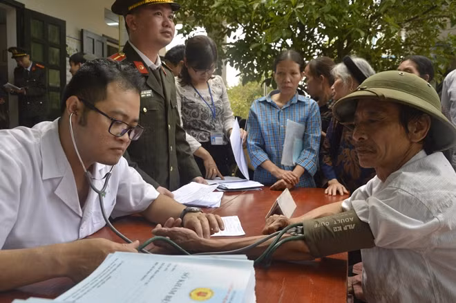 During the visit, the young public security doctors of Hospital 198 also offered free health checkups and medicines for 250 poor people and policy beneficiaries in Nha Nam commune. During the visit, the young public security doctors of Hospital 198 also offered free health checkups and medicines for 250 poor people and policy beneficiaries in Nha Nam commune.