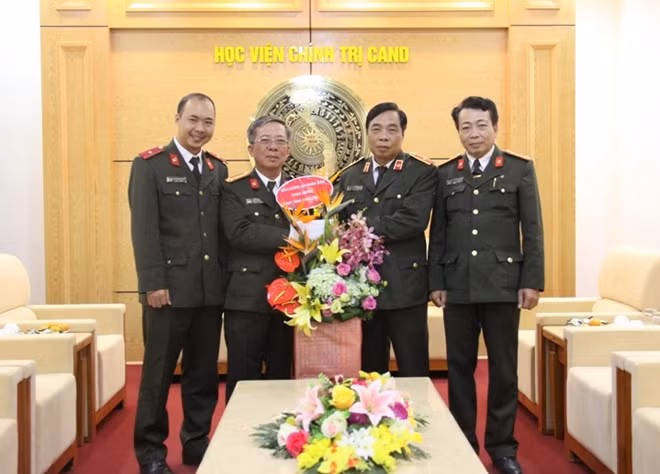 Senior Colonel Dang Van Lan congratulating the People's Public Security Political Academy.