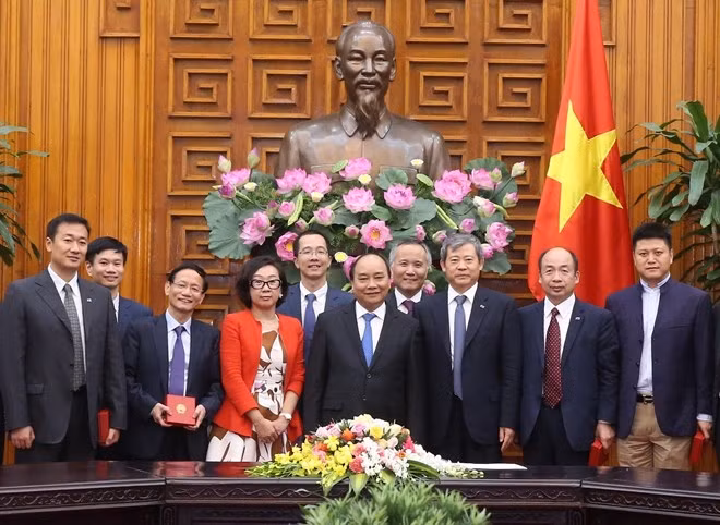Prime Minister Nguyen Xuan Phuc (front, centre) and Chinese entrepreneurs at the meeting on December 5 (Photo: VNA)