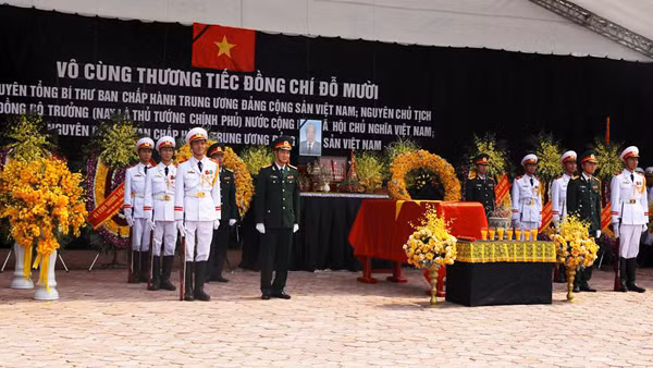 At 1:30p.m on October 7, the burial ceremony for former Party General Secretary Do Muoi began.