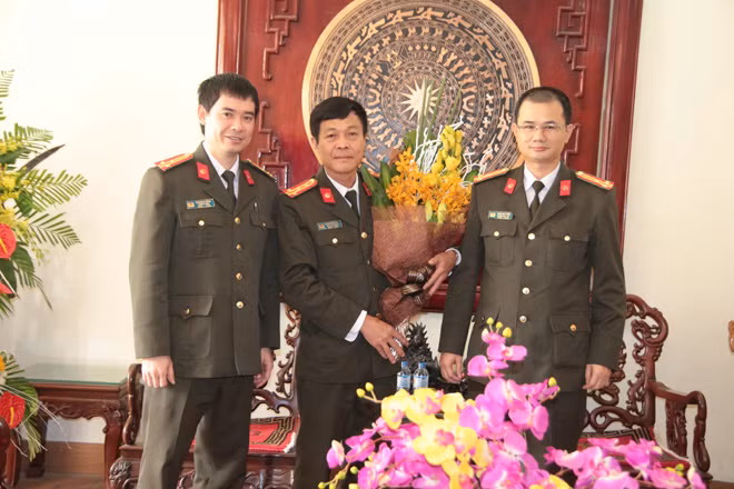 Colonel Tran Duy Hien congratulating the People's Security College 1.