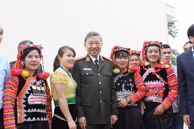Minister To Lam and ethnic minorities living in Muong Nhe district, Dien Bien province. Minister To Lam and ethnic minorities living in Muong Nhe district, Dien Bien province.