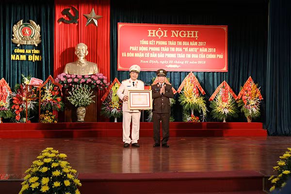 Deputy Minister Bui Van Nam awarded Major General Dang Van Sinh, Director of the Nam Dinh Provincial Police with a “Military Exploit” Order of 3rd class for his brave exploits.