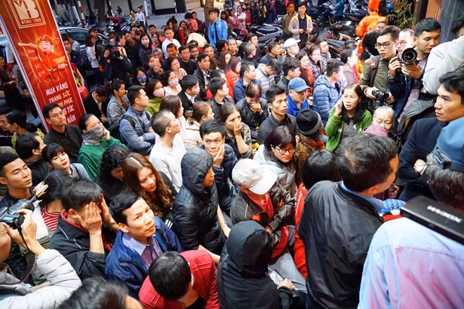 People queue in front of major gold shops on Tran Nhan Tong Street, dubbed the biggest gold streets in Hanoi. To meet the increased demand for gold, many gold companies across the country have prepared a variety of products in different shapes and sizes. People queue in front of major gold shops on Tran Nhan Tong Street, dubbed the biggest gold streets in Hanoi. To meet the increased demand for gold, many gold companies across the country have prepared a variety of products in different shapes and sizes.