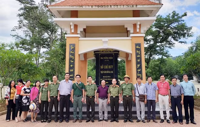 Public Security Newspaper's delegation pays tribute to heroic martyrs in Gia Lai.