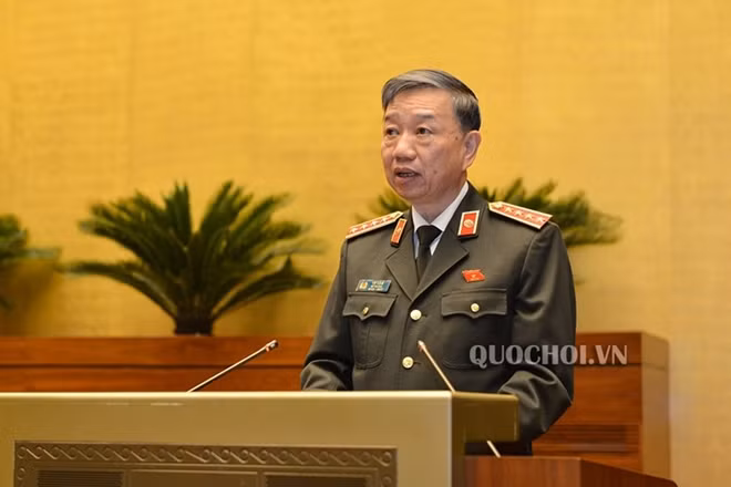 Minister To Lam reports on the draft law with amendments and supplements to Article 3 of the Law on the Management and Use of Weapons, Explosives, and Supporting Tools.