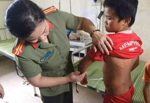 Police officer provide healthcare for a boy in Lai Chau province.