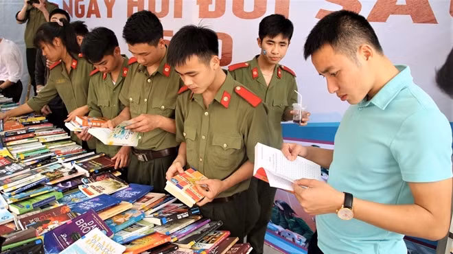 The event, which ran from March 24 to 25, included various meaningful activities, such as social dancing contest, camping, book exchanging festival, and other meetings with generations of cadres of the academy's Youth Union.