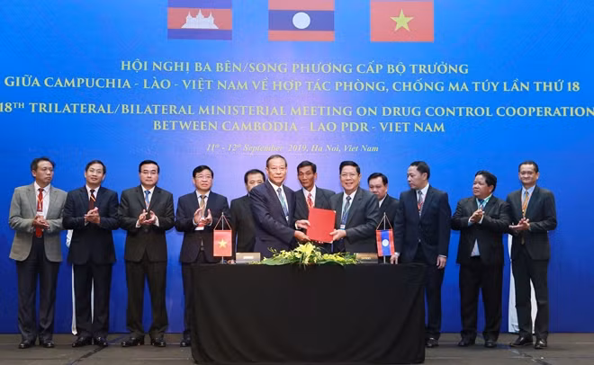 Delegates at the singning ceremonyof the bilateral agreements between Vietnam and Lao.