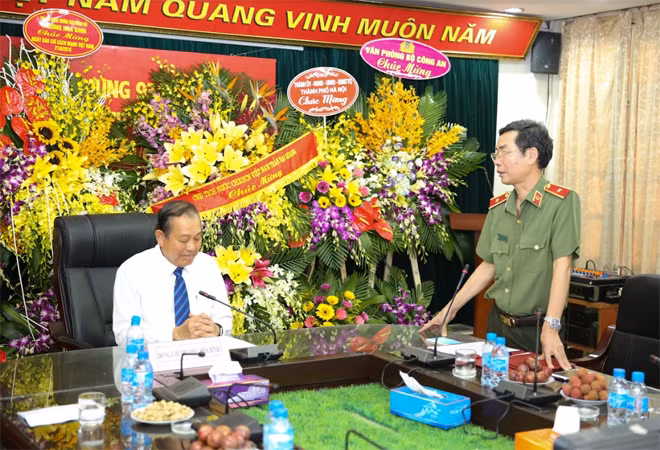 Major General Pham Van Mien briefing the Deputy Prime Minister and his working delegation on the professional activities and task performance of the newspaper.