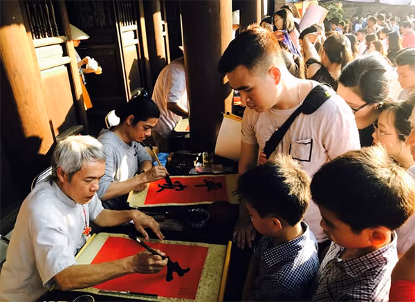 People ask for words of wisdom in Vietnamese, Chinese and Han-Nom (Chinese Han and Vietnamese Nom ideographic) scripts from elderly scholars.