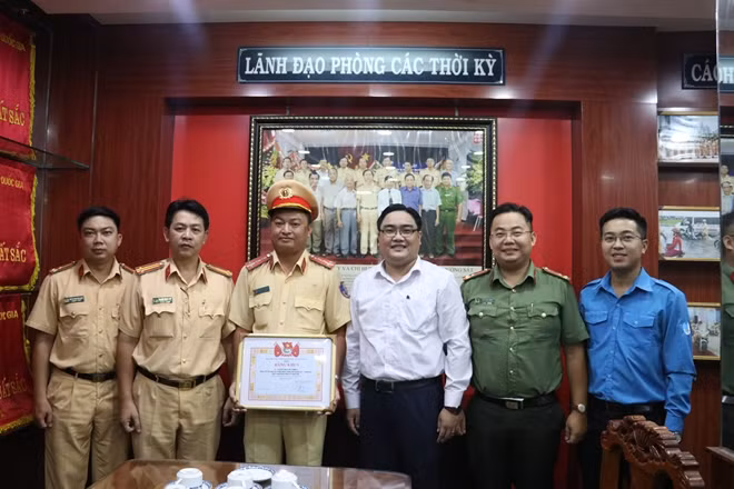 Captain Giang Hoang Thien and Lieutenant Tran Van Luong honored for their achievement. Captain Giang Hoang Thien and Lieutenant Tran Van Luong honored for their achievement.