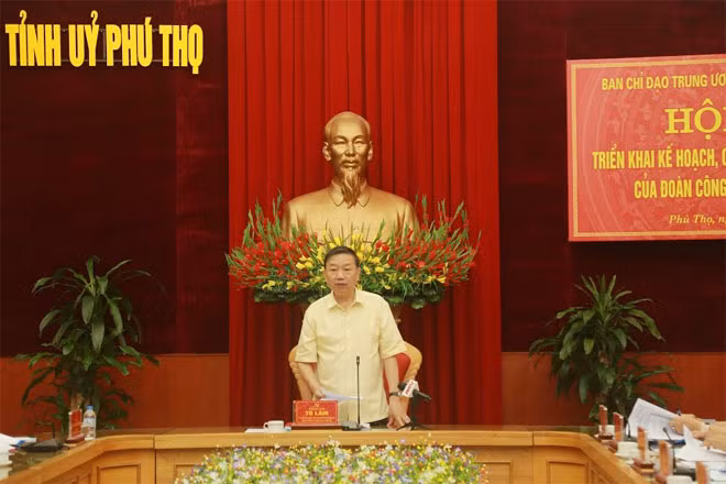Senior Lieutenant General To Lam, Member of the Politburo, Minister of Public Security speaks at the working session