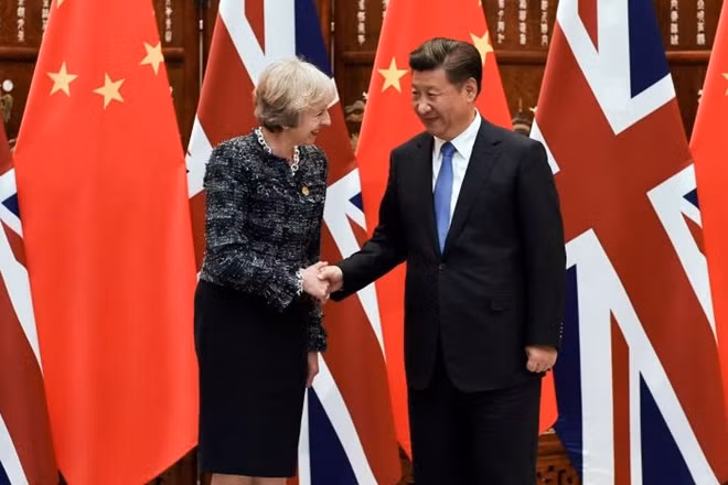 FILE PHOTO: Chinese President Xi Jinping (R) shakes hand with British Prime Minister Theresa May before their meeting at the West Lake State House on the sidelines of the G20 Summit, in Hangzhou, Zhejiang province, China, September 5, 2016. REUTERS/Etienne Oliveau/Pool/File Photo
