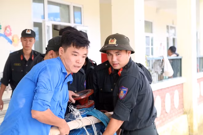 Many public security officers were mobilized to Chuong My district to help locals clean up mud and debris left by the recent prolonged flooding, contributing to soon stabilize people's lives.