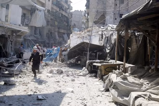 A civil defence member runs at a market hit by air strikes in Aleppo's rebel-held al-Fardous district, Syria October 12, 2016. (Photo: Reuters)