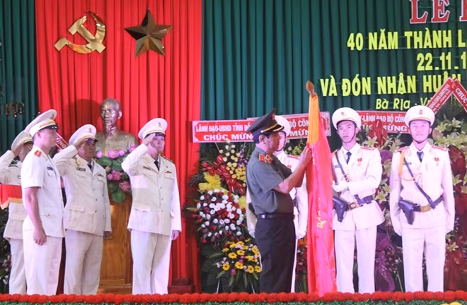 As authorized by the State President, Lieutenant General Nguyen Van Son granting the Feat of Arm Order of second class to Xuyen Moc Prison.