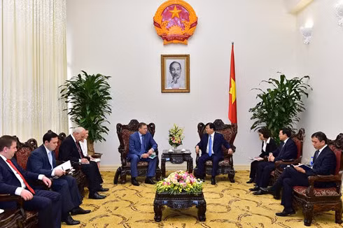 Deputy Minister Trinh DInh Dung and General Director of Russia’s Zarubezhneft oil and gas group Sergey Kuderyasov.