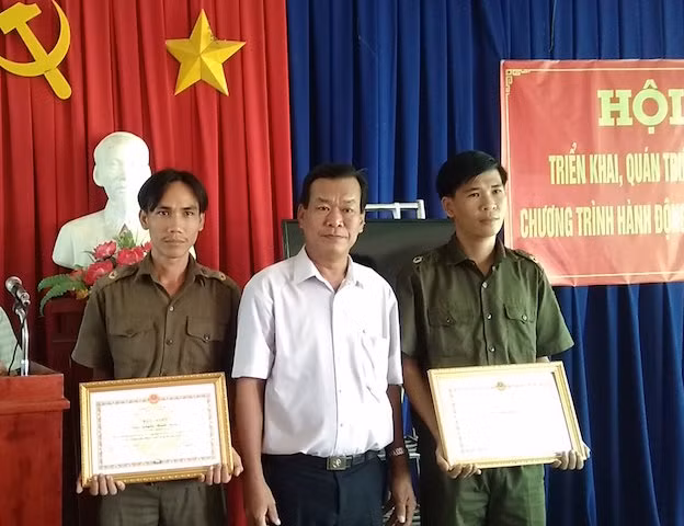 Two noncommissioned police officers at Hoa Ninh commune, Long Ho District, Vinh Long province have been honored by the Vinh Long Provincial People Committee for their bravery in rescuing drowning students.