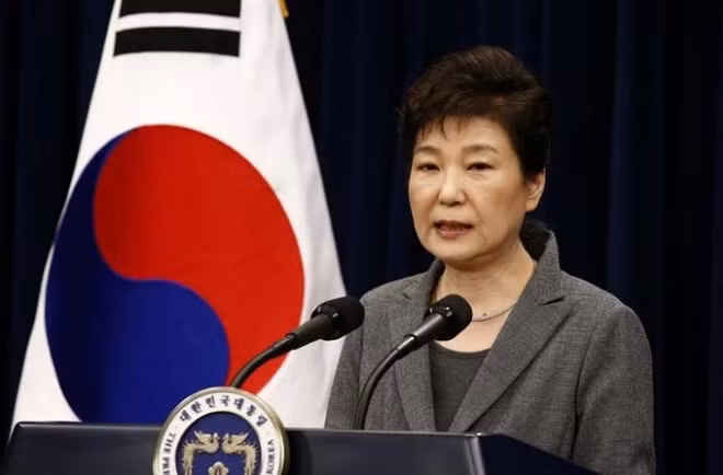 South Korean President Park Geun-Hye speaks during an address to the nation, at the presidential Blue House in Seoul, South Korea, 29 November 2016. REUTERS/Jeon Heon-Kyun