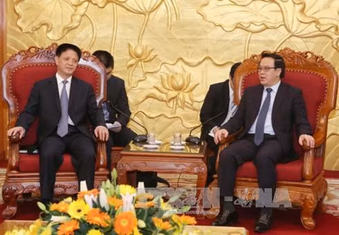 Head of the Party Central Committee’s Commission for External Affairs Hoang Binh Quan (R) and Zhang Zhinan (Photo: VNA)