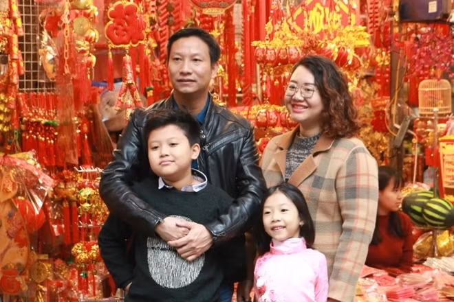 Hanoians enjoy the thriving atmosphere of Tet preparations on Hanoi’s streets.