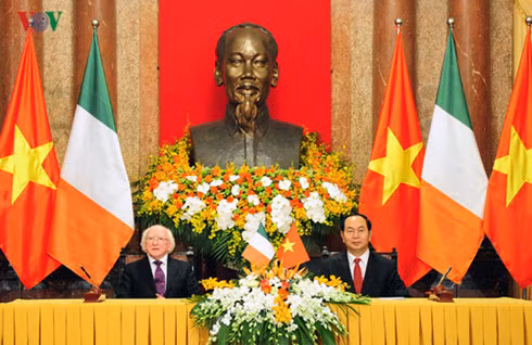 President Tran Dai Quang (R) and his Irish counterpart Michael D.Higgins (L). (Photo: VOV)