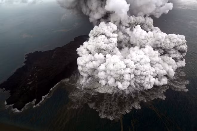 Indonesia orders flights to steer clear of erupting Anak Krakatau volcano ảnh 1