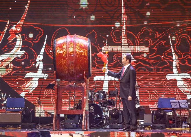President Quang beats drum to kick off the event.