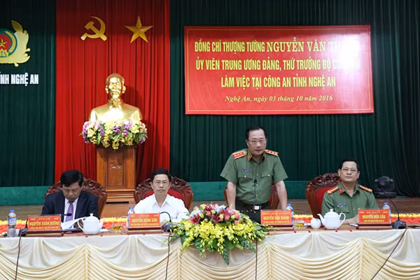 Senior Lieutenant General Nguyen Van Thanh speaks at the working session.
