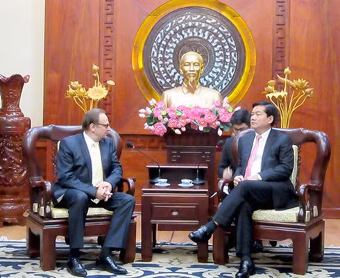 Ho Chi Minh City’s Party Committee Dinh La Thang and Mr. Vladimir A. Goshin.