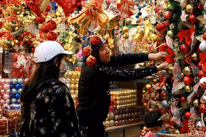 On Hang Ma Street in the Old Quarter, dedicated throughout the year to selling decorations for all festivals, Christmas toys and ornaments are an attraction by themselves. At this time, people call this street a "Christmas market," since all the ornaments for the festival can be found here.