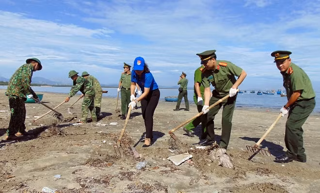Police youths join hands in protecting marine environment.