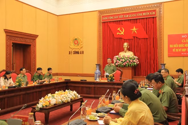 Minister To Lam speaks at the event.
