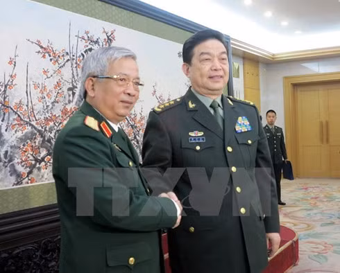 Deputy Defence Minister Nguyen Chi Vinh (L) and Chinese Defence Minister Chang Wanquan.