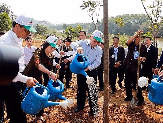 Party General Secretary and President Nguyen Phu Trong launches the New Year Tree Planting Festival. Party General Secretary and President Nguyen Phu Trong launches the New Year Tree Planting Festival.
