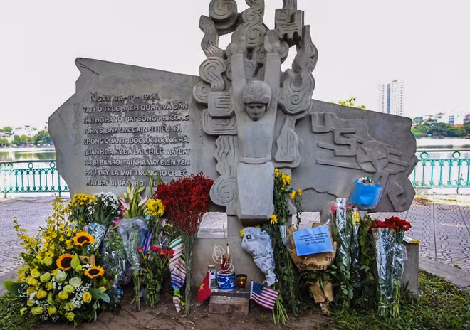 McCain, a U.S. senator, died on August 25 at the age of 81. From August 26, many Vietnamese and foreign people living in Hanoi came to place flowers to pay respect to John McCain at a sculpture depicting the capture the then-US Navy pilot McCain whose fighter jet was shot down in 1967, near Truc Bach lake in Hanoi.
